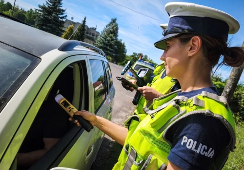 Pierwszy wakacyjny weekend pod znakiem upałów. Policja apeluje o ostrożność na drogach