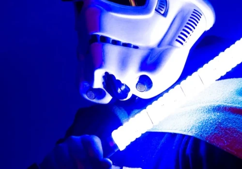 Jak wybrać replikę miecza świetlnego do kolekcji, cosplayu lub dekoracji?