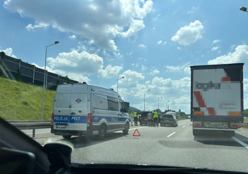 Ekstremalny poziom głupoty. Odpalali auto na kable, na lewym pasie S-1!