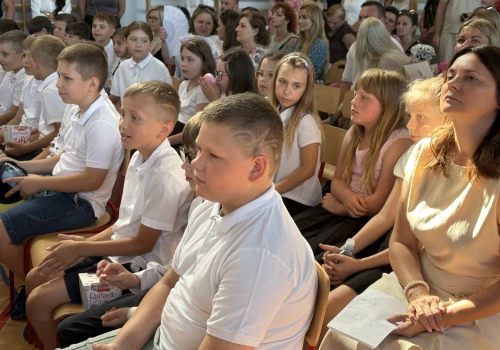 Zabrzmiał ostatni dzwonek. Uczniowie oficjalnie rozpoczęli wakacje