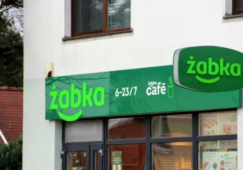 Kurs akcji Żabki rośnie w czasie spadków na GPW. Inwestorzy liczą na wakacyjne zyski