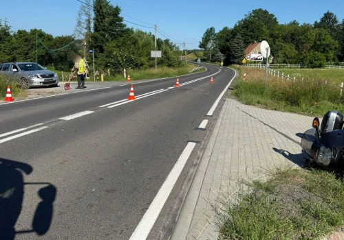 Zderzenie motocyklisty ze Skodą na drodze krajowej. Policja wyjaśnia okoliczności