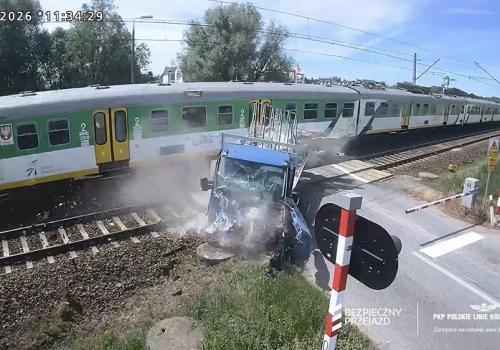 Bieniewice. Dostawczak utknął między rogatkami, machanie nie zatrzymało pociągu (wideo)