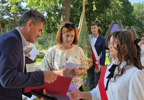 ZĄBKOWICE ŚLĄSKIE. Najlepsi uczniowie nagrodzeni przez starostę
