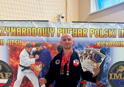 Trzy złote medale policjanta z Konina. Na macie triumfował także z własnym synem