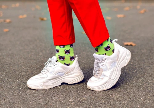 Białe sneakersy schowaj do szafy. Ten kolor znacznie lepiej wygląda z jasnymi spodniami