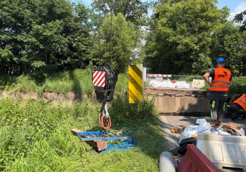 Po zawaleniu mostu w Dębowcu prokuratura bada, czy doszło do rażącego przekroczenia tonażu