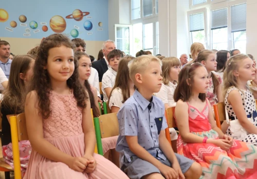 Wakacyjna radość i czas pożegnań szkolnych murów. Zakończenie roku w Lutyni Dolnej