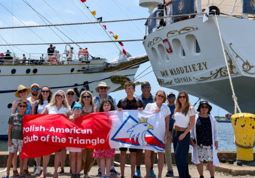 „Dar Młodzieży” zachwycił Polonię w USA. Członkowie Polish-American Club of the Triangle weszli na pokład legendarnego żaglowca