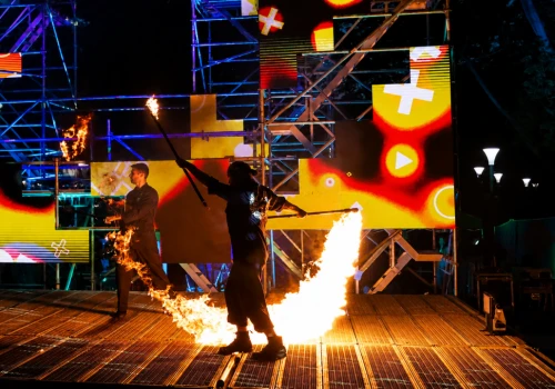 Tłumy na Placu Litewskim. Pierwszy pokaz FIRE & LIGHT za nami