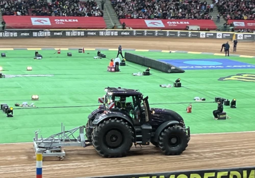 Traktor na żużlu. Jak maszyny rolnicze pomagają i dbają o tory w Polsce