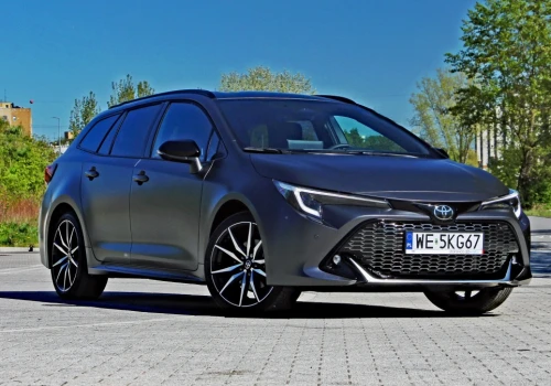 Toyota Corolla GR Sport jest mało sportowa, ale pali w mieście 3,9 l/100 km