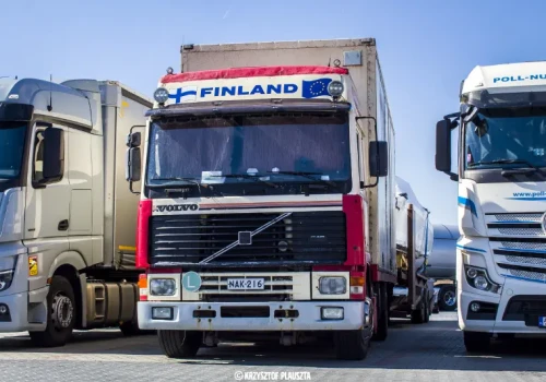 Fińskie Volvo F12 wciąż jeździ po Europie – niemiecka kontrola nie zakończyła kariery