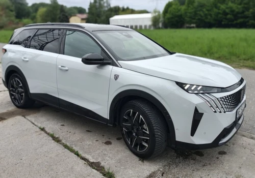 Statek kosmiczny z napędem od kosiarki? Testujemy Peugeota 5008 GT Exclusive MHEV