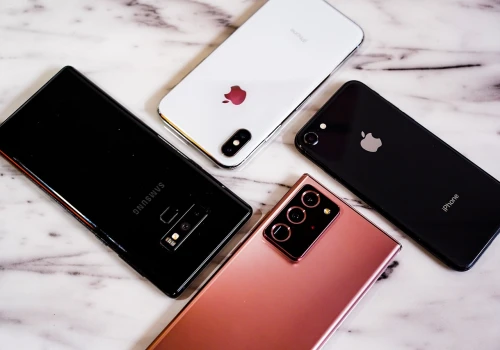 Jak niebieskie światło z telefonu oszukuje szyszynkę, by nie produkowała melatoniny.