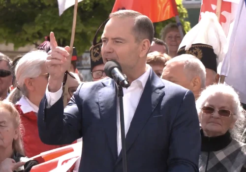 Dramatyczne sceny w autokarze, Nawrocki dopiero teraz wszystko ujawnił. „Próbowano otruć”