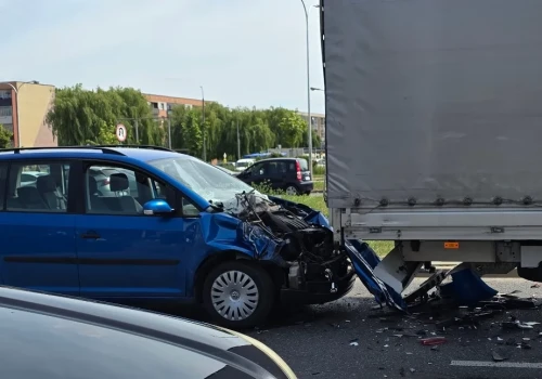 Dwa zdarzenia, pięć pojazdów. Groźnie na ul. Armii Krajowej w Ciechanowie