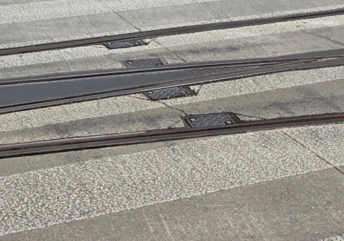 Pęknięty Plac Wolności w Łod
