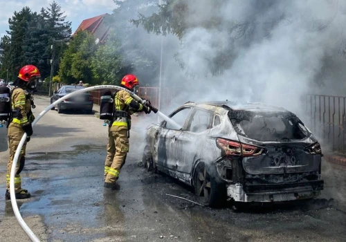 Pożar samochodu w Krakowie. Płomienie uszkodziły dwa inne auta i drzewo