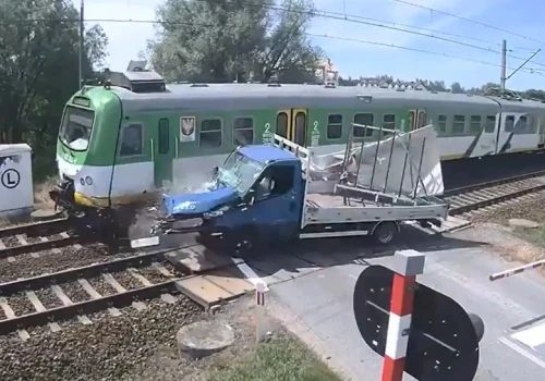 Samochód zepsuł się na przejeździe kolejowo-drogowym. Pociąg go staranował. Jest wideo z wypadku