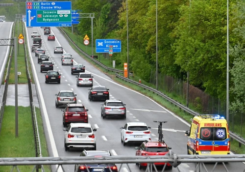 Trudny weekend dla kierowców. Wypadki i korki na drodze nad morze