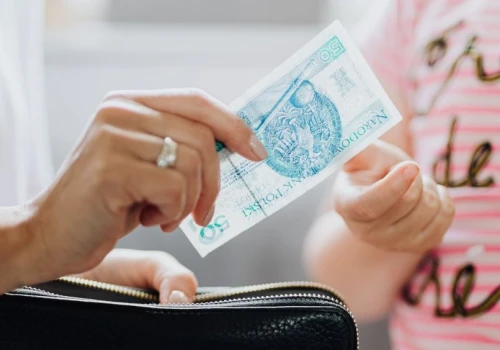Dodatkowe 300 zł dla każdego ucznia. Warto pilnować terminu, żeby nie przegapić wypłaty pieniędzy