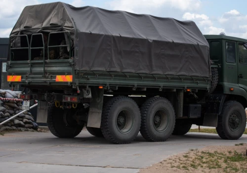 Wypadek wojskowej ciężarówki. Ranni żołnierze, w akcji LPR