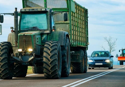 Czy na ciągłej linii można wyprzedzić traktor? Przepisy mówią wprost