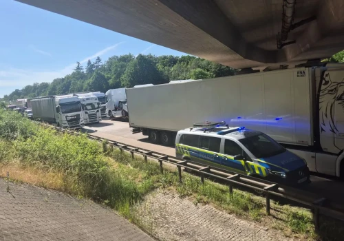 A2: pęknięta autostrada, umierające kurczaki, groźne najechanie i pożar ciężarówki