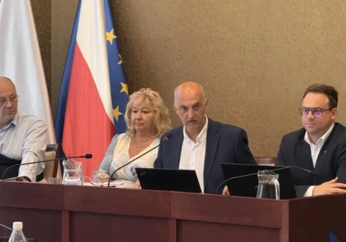 Gorąca dyskusja na temat działalności prezydenta Pawła Silberta w 2025 roku. Absolutoryjna sesja Rady Miejskiej