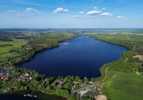 Zakaz kąpieli nad jeziorem Żerdno. Powodem wykryte bakterie