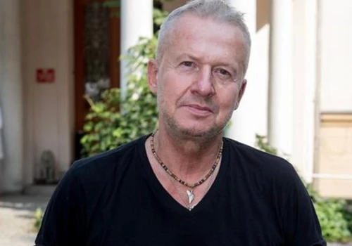 Bogusław Linda kończy 74 lata. Zanim stał się twardzielem z „Psów”, był chorowitym chłopcem i regularnie obrywał od rówieśników