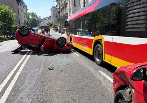 Zderzenie dwóch osobówek i autobusu w centrum. Jeden z samochodów dachował