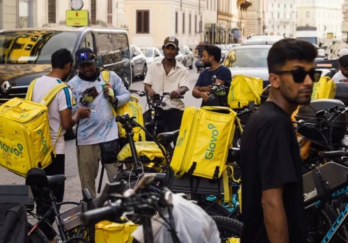 Glovo tonie w karach i stratach. Mimo to wciąż legalizuje w Polsce „trzeci świat”