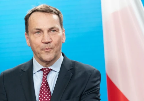 Wytknęli Sikorskiemu gafę z lotniskiem w Jasionce. Szybko tłumaczy się z rady dla Nawrockiego