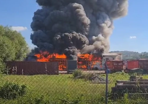 Pożar hali w Mszanie Dolnej. Trwa akcja strażaków