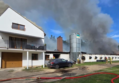 Pożar w Kobysewie na Kaszubach. Płonie kurnik i przyległy dom
