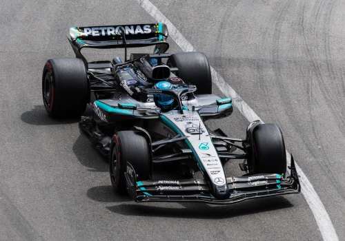 George Russell zdobywa pole position w Austrii po wypadku Verstappena, unika podwójnej żółtej kary