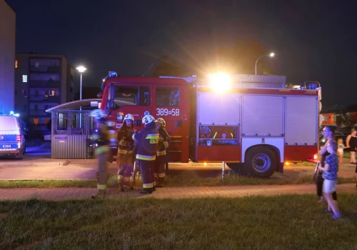 Sekundy od tragedii. Policjantka wyprowadziła 51-latka z płonącego mieszkania