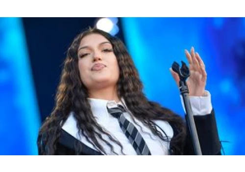 Viki Gabor w stroju uczennicy zaśpiewała na koncercie TVP 
