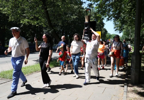 Nowohucka Parada Dresów 2026 przeszła przez Nową Hutę. Nie brakowało humoru i dobrej zabawy