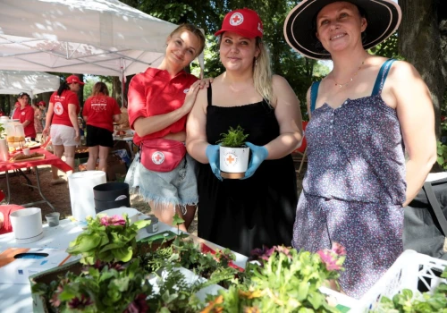 Bezpieczne wakacje zaczynają się od wiedzy. PCK zorganizował rodzinny piknik nad Zalewem Zemborzyckim