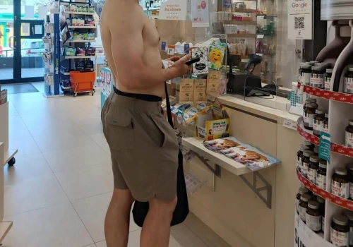 Wszedł do apteki na Ursynowie bez koszulki. 