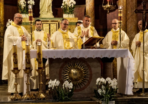 Święcenia „synoptyków” w Krakowie. Marek Mateusz i Łukasz przyjęli sakrament święceń w stopniu prezbiteratu