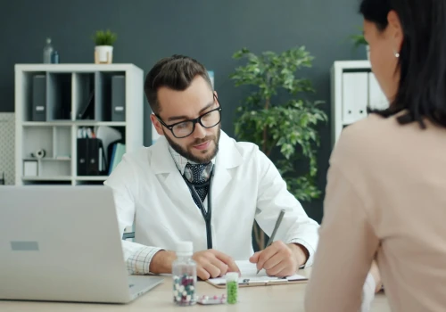 NFZ czy prywatnie? Jak wybór ścieżki leczenia wpływa na Twoją psychikę