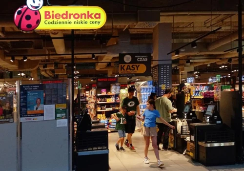 Wakacyjna praca bez CV. Sieci handlowe kuszą stawkami i pracą w kurortach