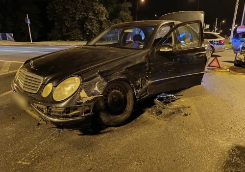 Nocne zderzenie Mercedesa i Toyoty na rondzie Kuklińskiego w Lublinie