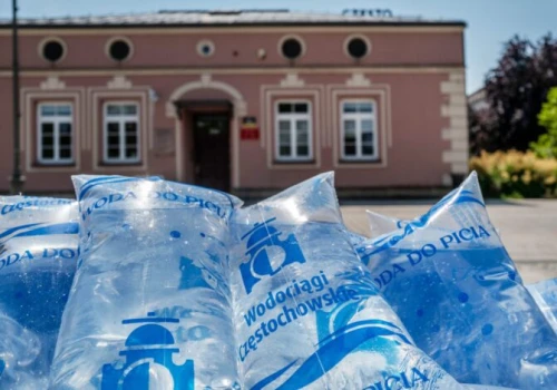Częstochowa walczy z upałem. W mieście są zraszacze, polewane ulice i woda dla mieszkańców