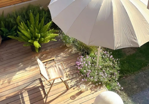 Ten parasol z JYSK robi cień i klimat jak z wakacyjnego patio. A kosztuje tylko 100 zł