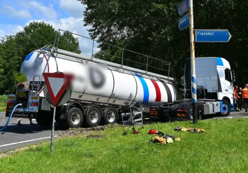 Cysterna zsunęła się z ciągnika na zjeździe z autostrady – zbiornik rozbity o ziemię